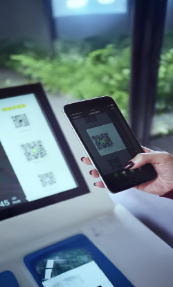 打开手机相机，扫描二维码；或使用手机NFC，触碰感应区域。